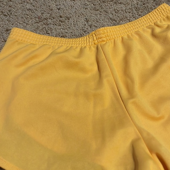 American Apparel short shorts in yellow gold - Picture 2 of 3